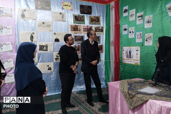 نمایشگاه مدرسه انقلاب در دبیرستان جوادالائمه بهارستان‌دو