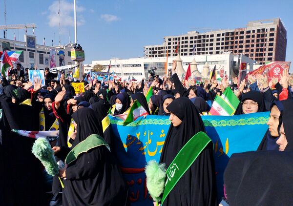 راهپیمایی ۱۳ آبان در میدان شهدا مشهد