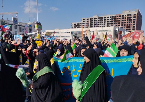 راهپیمایی ۱۳ آبان در میدان شهدا مشهد