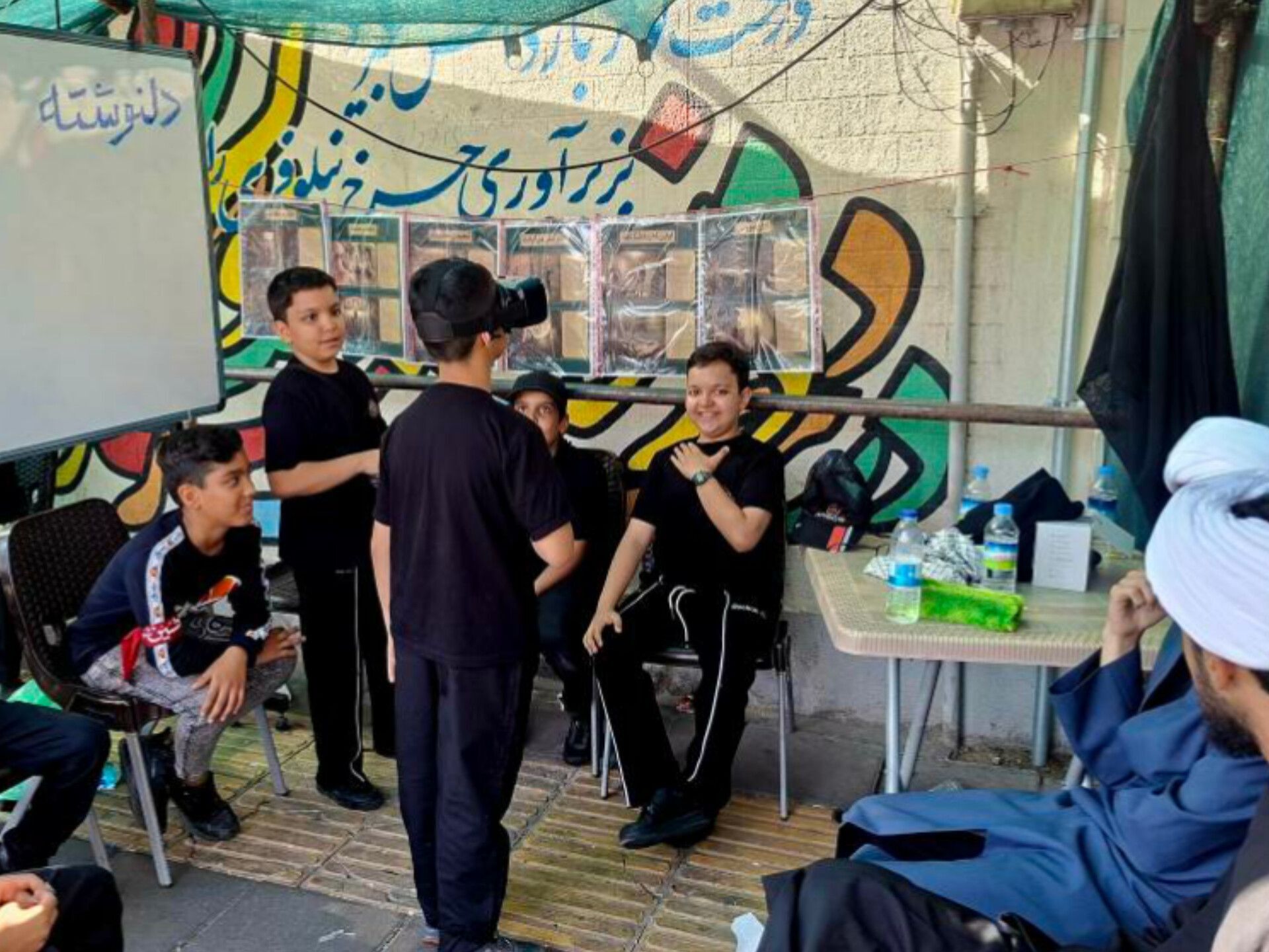 خدمت‌رسانی موکب عاشقان ولایت به عزاداران در مراسم وداع بارهبر شهید