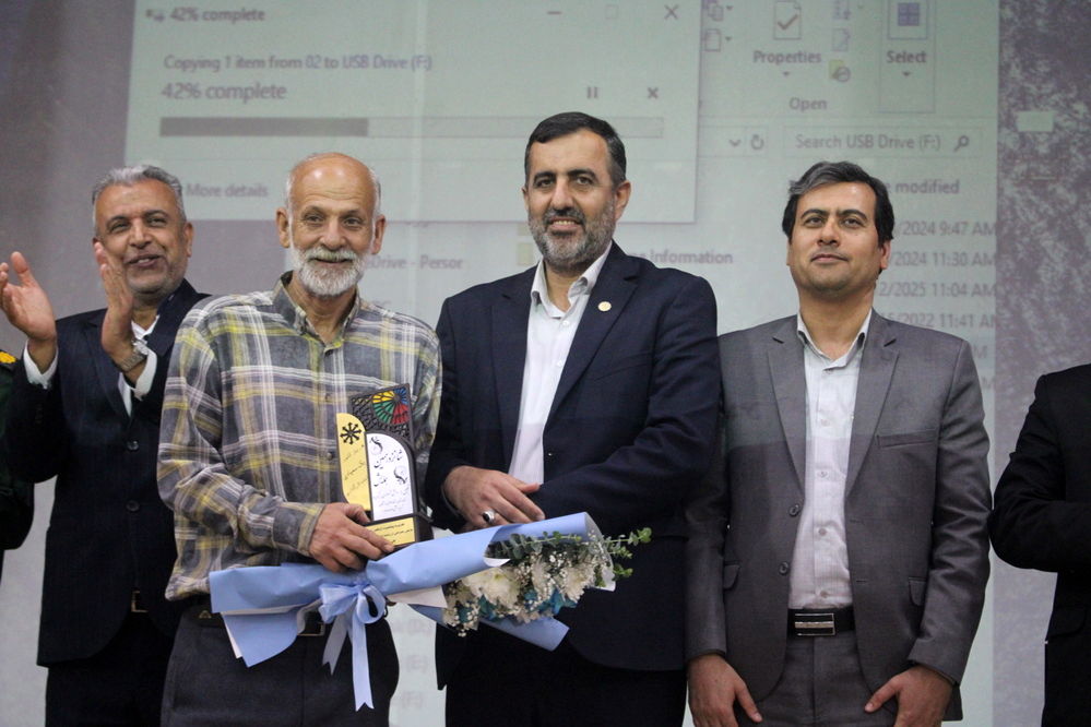 تجلیل از برگزیدگان دبیرستان شهید بهشتی شهرستان بوشهر (2)