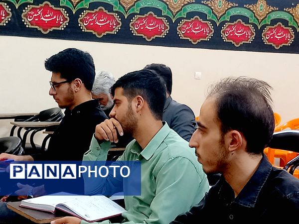 کلاس تفسیر قرآن در ارامگاه شهید مدرس 