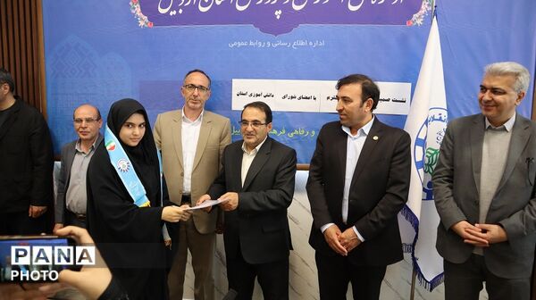 نشست صمیمی اعضای تشکل های دانش آموزی با مدیرکل آموزش وپرورش استان اردبیل