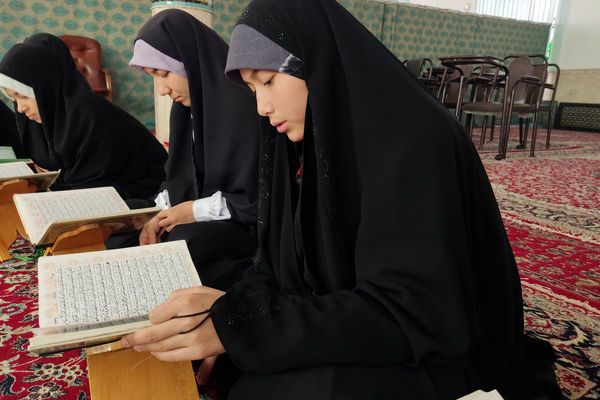 اعتکاف دختران دانش‌آموز شهر سورمق