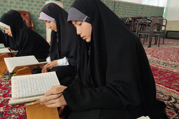 اعتکاف دختران دانش‌آموز شهر سورمق
