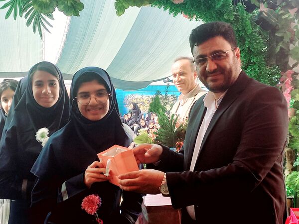 زنگ‌ ناحیه‌ای مهر و مقاومت در آموزشگاه صارمیه 10 آموزش و پرورش ناحیه یک اصفهان