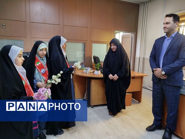 اهدای گل به کارکنان اداره‌کل آموزش و پرورش شهرستان‌های تهران به‌مناسبت بزرگداشت روز معلم 