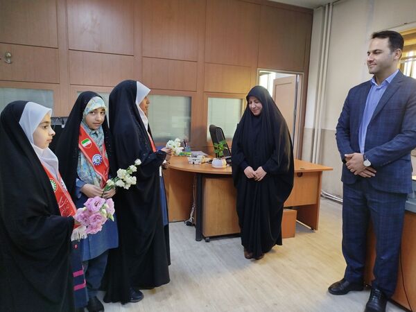 اهدای گل به کارکنان اداره‌کل آموزش و پرورش شهرستان‌های تهران به‌مناسبت بزرگداشت روز معلم 
