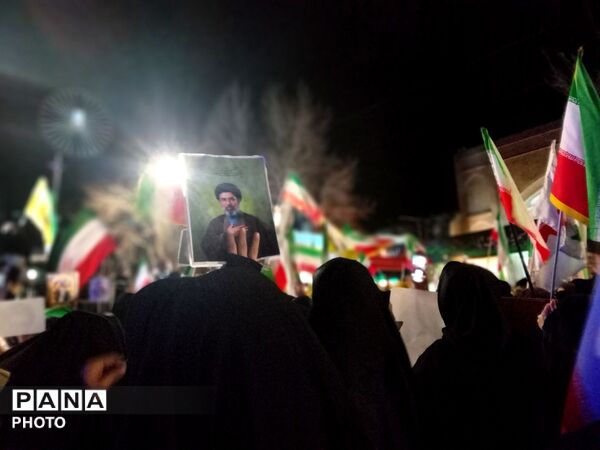 تجمع بزرگ مردم همیشه در صحنه در مقابل مسجد جامع  