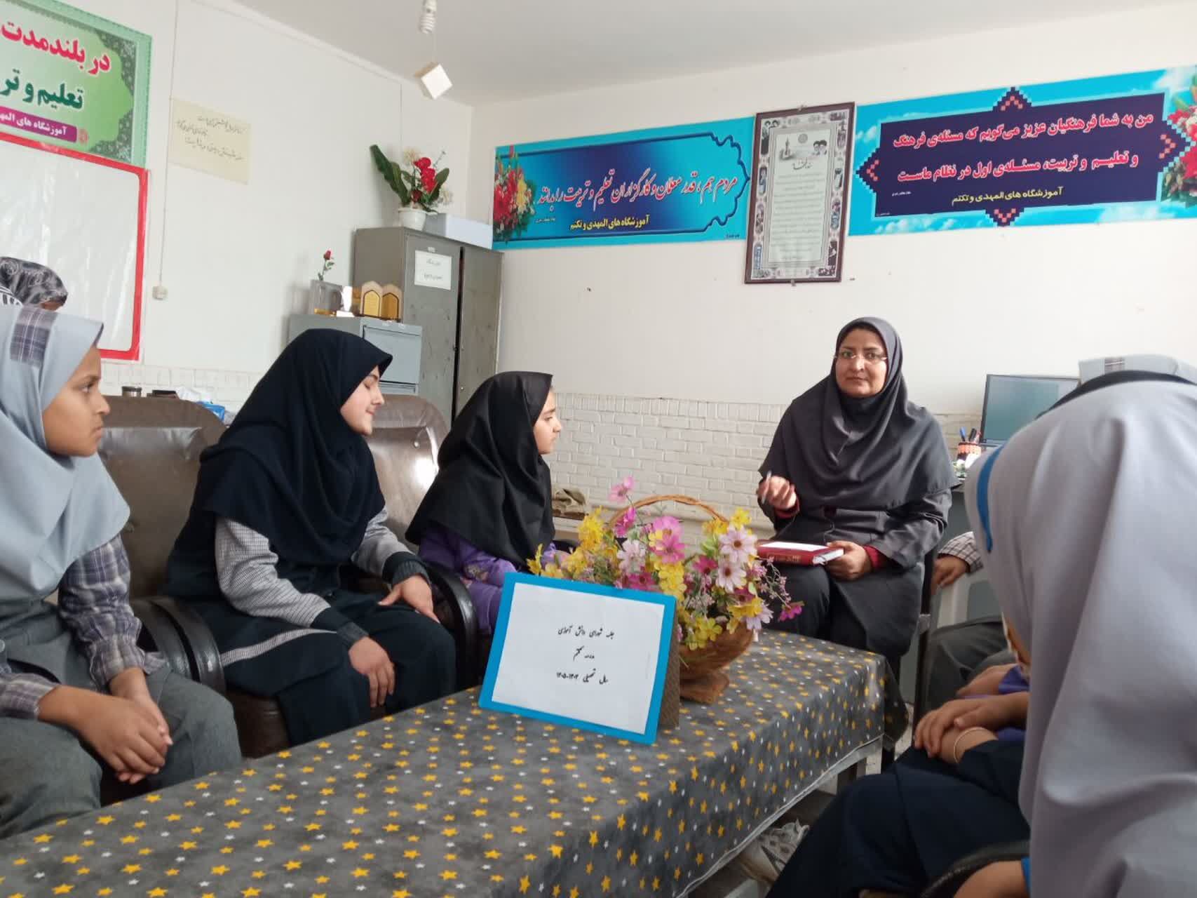 دومین جلسه شورای دانش آموزی در مدرسه تکتم خلیل آباد 