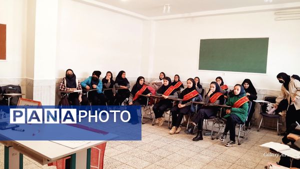 نشست بصیرتی به‌مناسبت دهه فجر در دبیرستان مهین کریمی فارسان