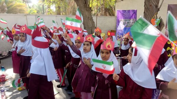 جشن عاطفه‌ها در دبستان مولوی فین؛ همدلی برای تداوم آموزش