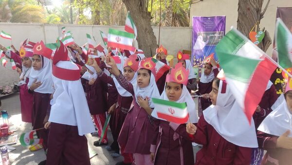 جشن عاطفه‌ها در دبستان مولوی فین؛ همدلی برای تداوم آموزش
