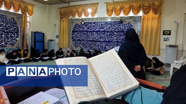 محفل انس با قرآن در مدرسه نمونه دولتی حضرت زینب(س)