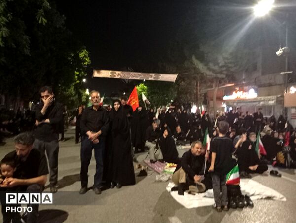 نهمین شب از مراسم عزاداری امام حسین همراه با هئیت زنجیر زنی در حسینیه امام خمینی