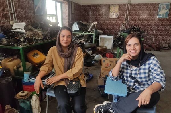 بانوان حاجی‌آباد در کارگاه تعمیرات ماشین