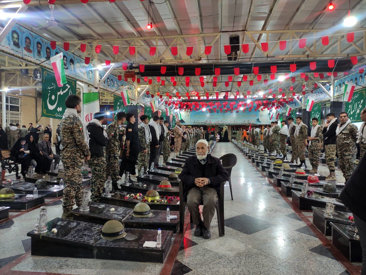 غبارروبی و گلباران مزار شهدای ملارد در رزمایش بزرگ بیت‌المقدس بسیجیان