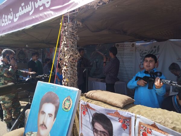 بازدید دانش‌آموزان از نمایشگاه اقتدار شیراز