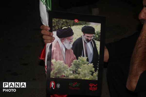 نگاهی به سیمای نورانی رهبر شهید در دست مردم