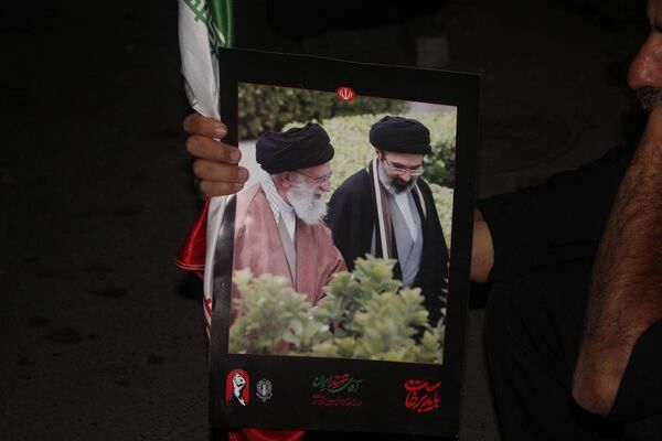 نگاهی به سیمای نورانی رهبر شهید در دست مردم