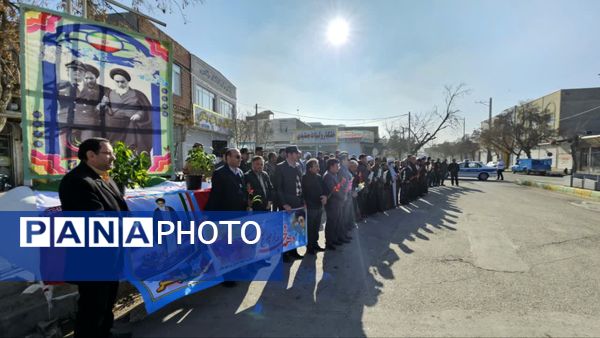 گلباران تمثال مبارک حضرت امام خمینی (ره) در سالروز ورود تاریخی و آغاز دهه فجر انقلاب اسلامی ایران 