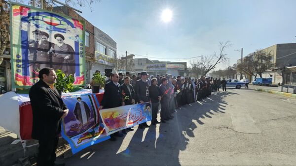 گلباران تمثال مبارک حضرت امام خمینی (ره) در سالروز ورود تاریخی و آغاز دهه فجر انقلاب اسلامی ایران 