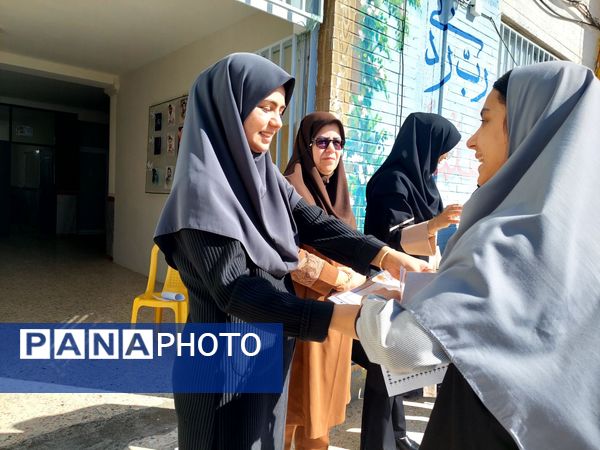  تجلیل از همیاران مشاور دبیرستان نمونه دولتی مهرورزان