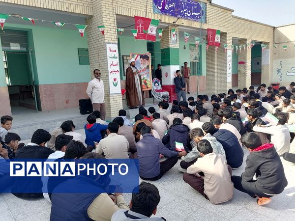 مدارس سندرک یکپارچه در شور انقلابی؛ زنگ انقلاب به صدا درآمد