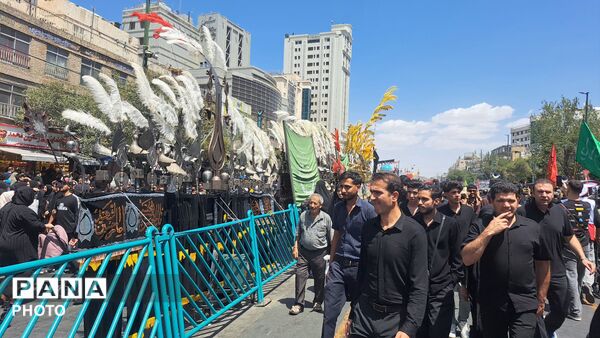 خیابان‌های منتهی به حرم، مملو از زائران رضوی
