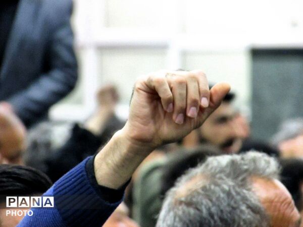 حضور اقشار مختلف مردم در مراسم اربعین رهبر شهید 