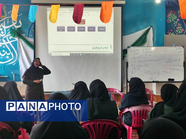 برگزاری جلسه آموزش خانواده در دبیرستان شاهد شهید قاسم سلیمانی