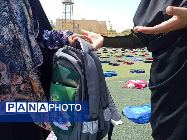 توزیع ٥٠٠ بسته کیف و لوازم التحریر میان دانش‌آموزان نیازمند در آموزش و پرورش ناحیه 3 شیراز