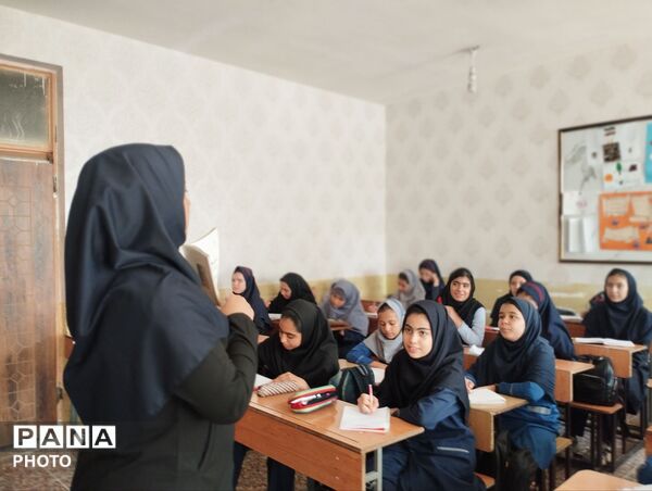 کلاس‌های رشد و تقویت دانش‌آموزان در دبیرستان مهدی خدابنده