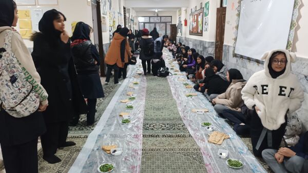 برپایی سفره افطاری در دبیرستان عطیه ناحیه هفت 