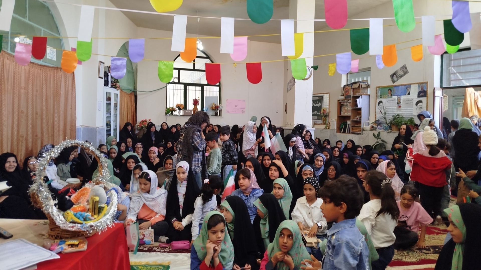 حضور پرشور بانوان و کودکان دهه نودی در مراسم یادبود شهدای مینابی 