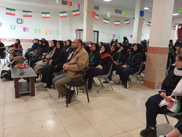 جشن پیروزی انقلاب اسلامی در مدرسه ۱۲فروردین منطقه پردیس 