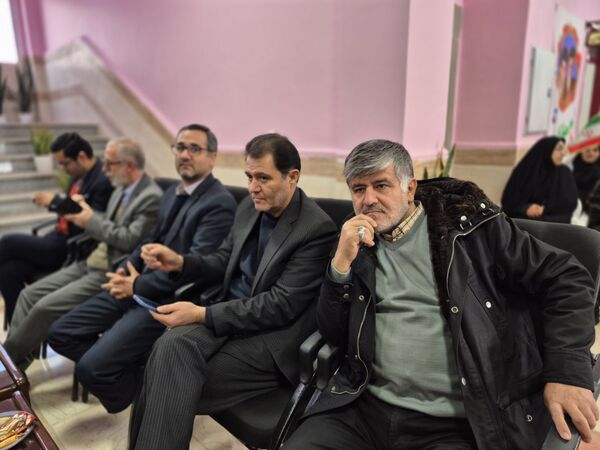 نواختن زنگ انقلاب و گرامیداشت دهه فجر انقلاب اسلامی در دبیرستان شاهد بنت الهدی تویسرکان