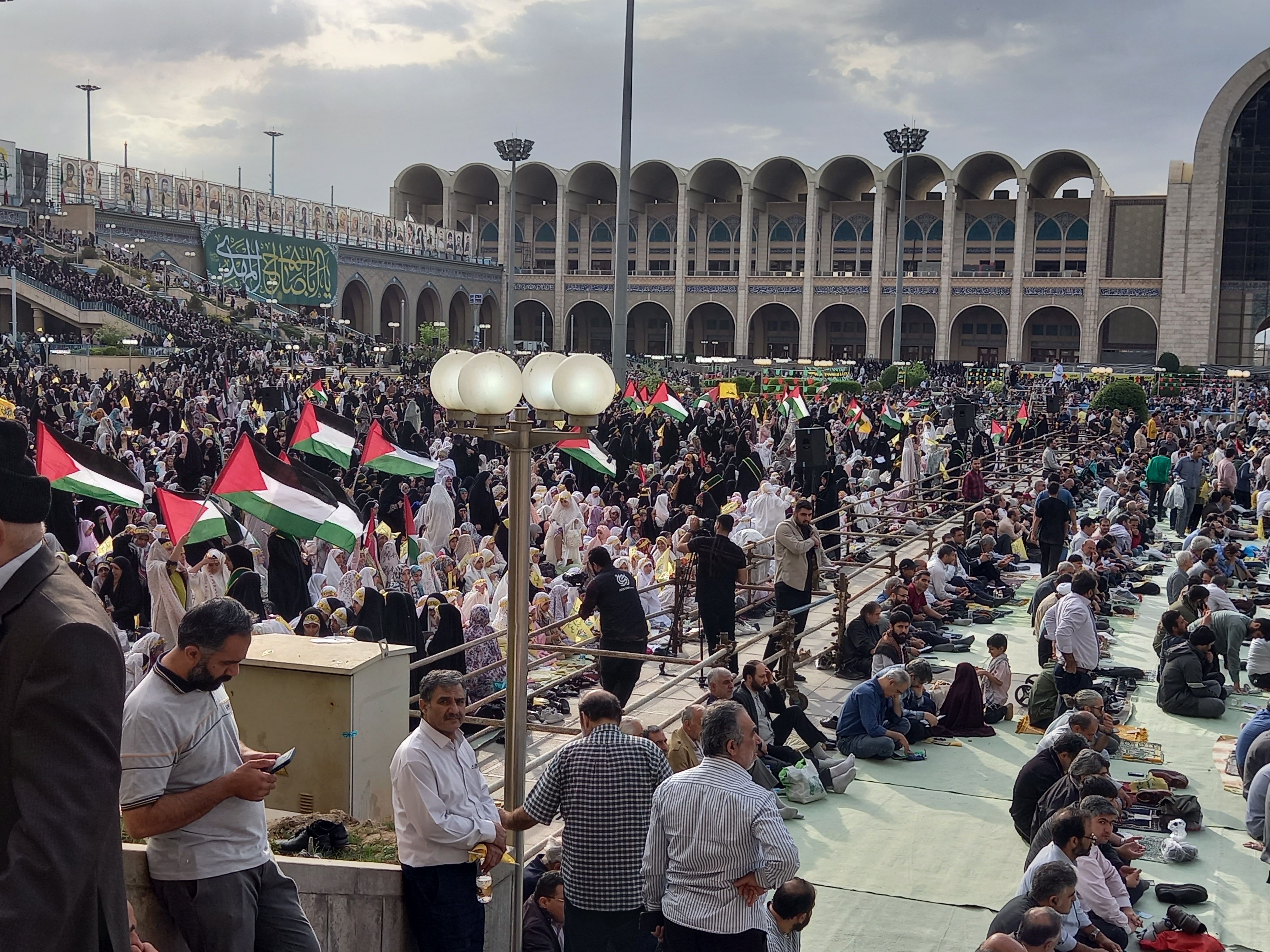 استقبال باشکوه و تعجیل مردم جهت برپایی نماز عید سعید فطر