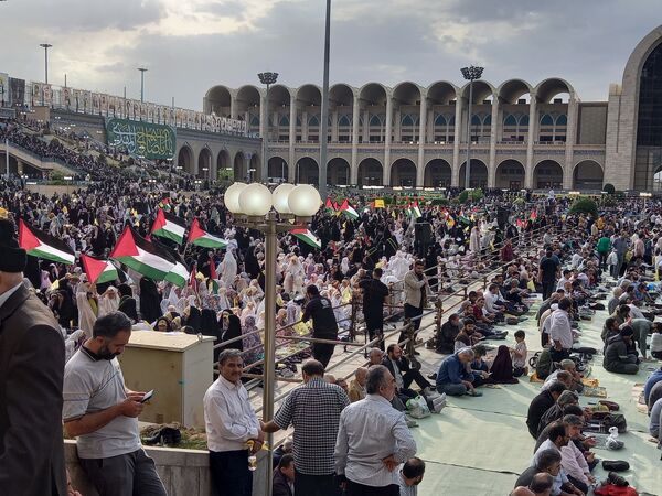 استقبال باشکوه و تعجیل مردم جهت برپایی نماز عید سعید فطر