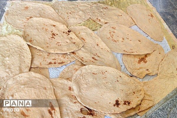 سومین روز از پخت نان  برای پذیرایی از زائران بدرقه آقای  شهید ایران در شهر بار نیشابور
