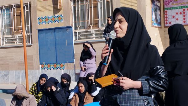 آیین نواختن زنگ انقلاب در دبیرستان حضرت معصومه(س) شهرستان خلیل‌آباد 