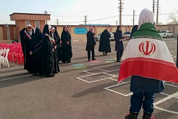 افتتاح زمین چمن مصنوعی آموزشگاه دخترانه شاهد فرهنگ همزمان با جشن ۲۲ بهمن
