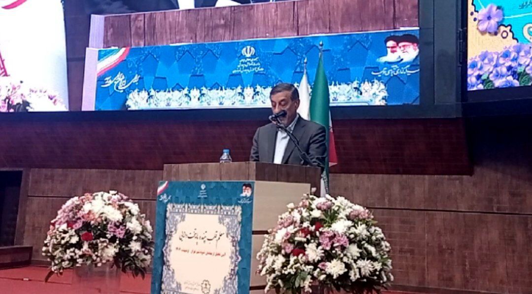 معلم آموختن و آموزاندن را رسالتی الهی می‌داند