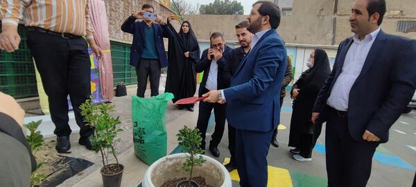 دانش‌آموزان و مسئولین شهرستان ملارد، در روز درختکاری جوانه‌های امید را به زمین هدیه دادند