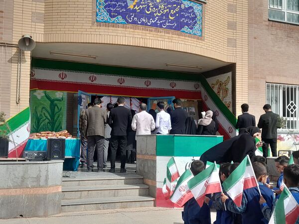  جشن شکوفه ها در دبستان شهید محمدی شهر نسر 