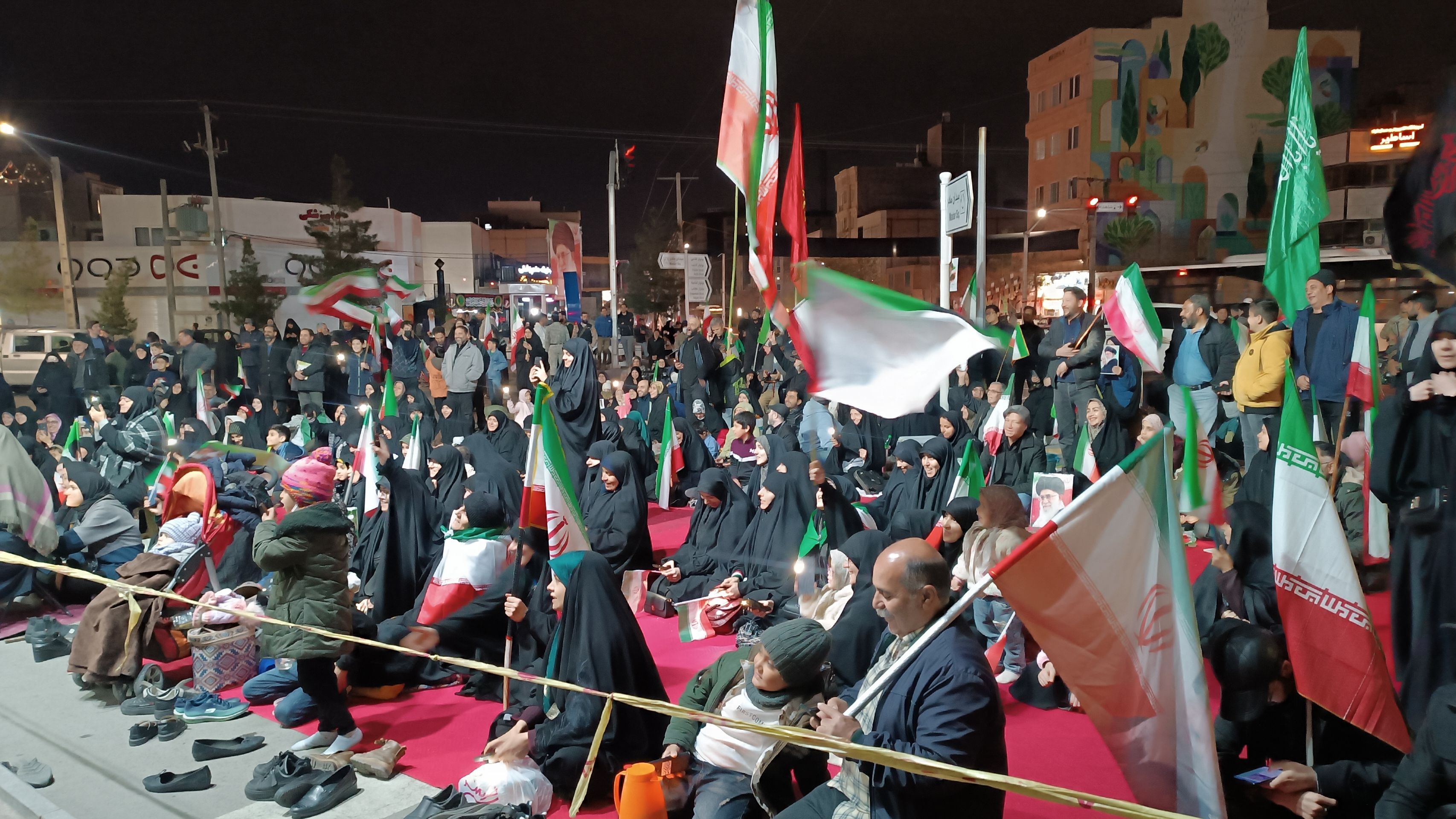 اجتماع مردم هنگام تحویل سال در چهارراه ورزش مشهد