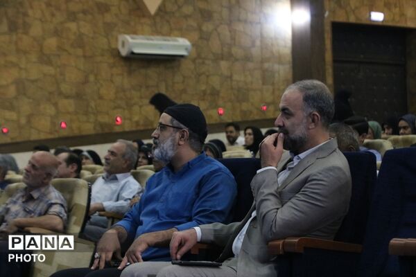 میزبانی میبد از طنزپردازان یزدی در شبی سرشار از لبخند