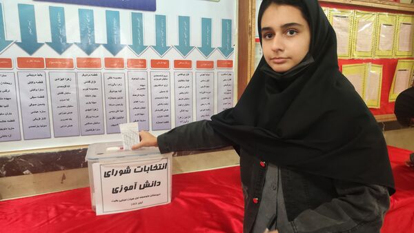 انتخابات شورای دانش‌آموزی در دبیرستان ولایت 
