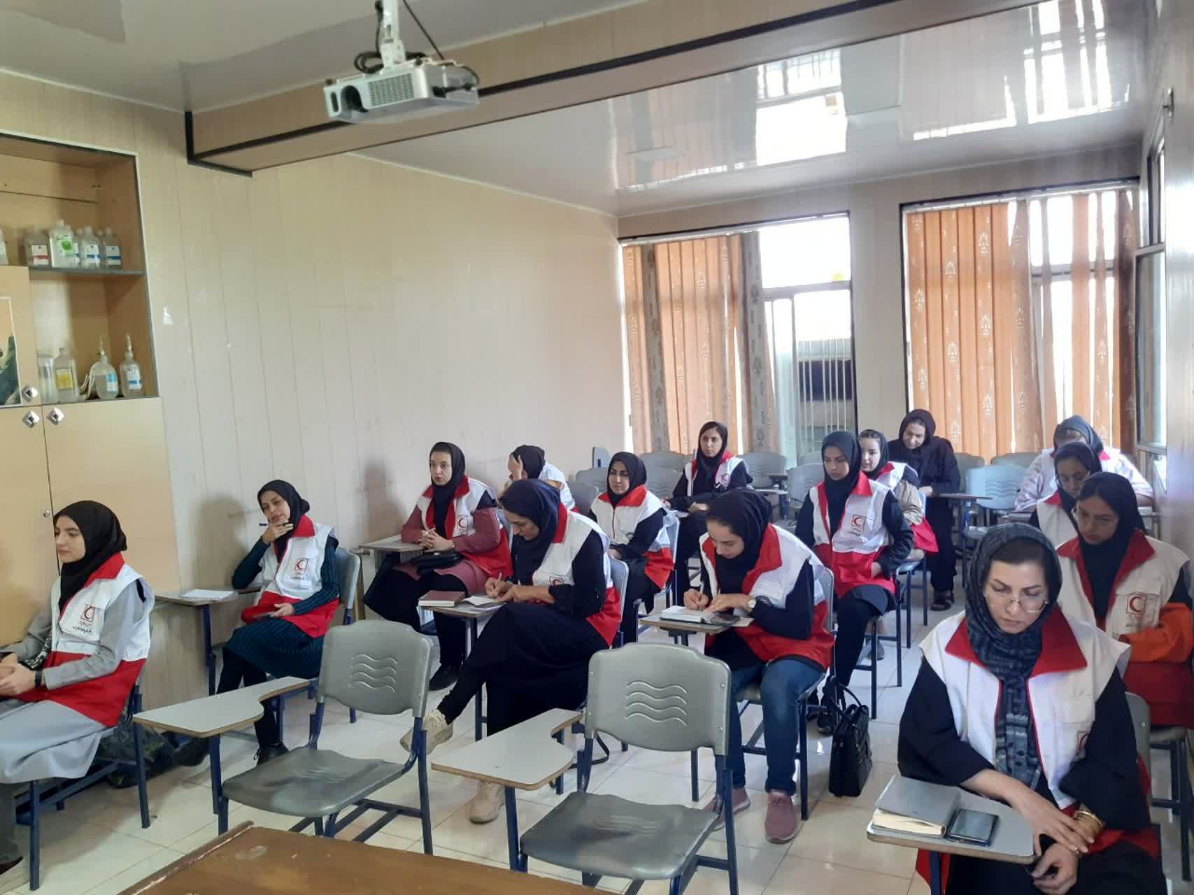 دوره حمایت روانی ویژه خواهران شهرستان بروجن در محل جمعیت هلال احمر شهرستان بروجن برگزار شد