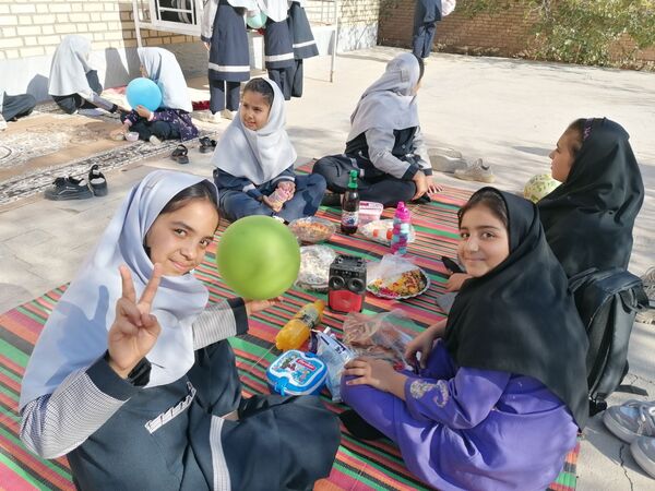 روز پر نشاط همزمان با هفته بهداشت روان در مدرسه تکتم خلیل آباد 